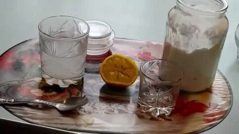 Parazitlerin vücudunu temizlemek için kabartma tozu ve limon